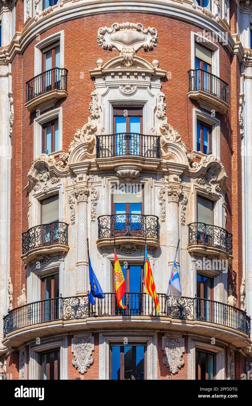 Valencia, Spagna: Decorazioni esterne in pietra nell'edificio chiamato 'Banco de Valencia'. Le vecchie caratteristiche architettoniche sono un'attrazione turistica. Foto Stock