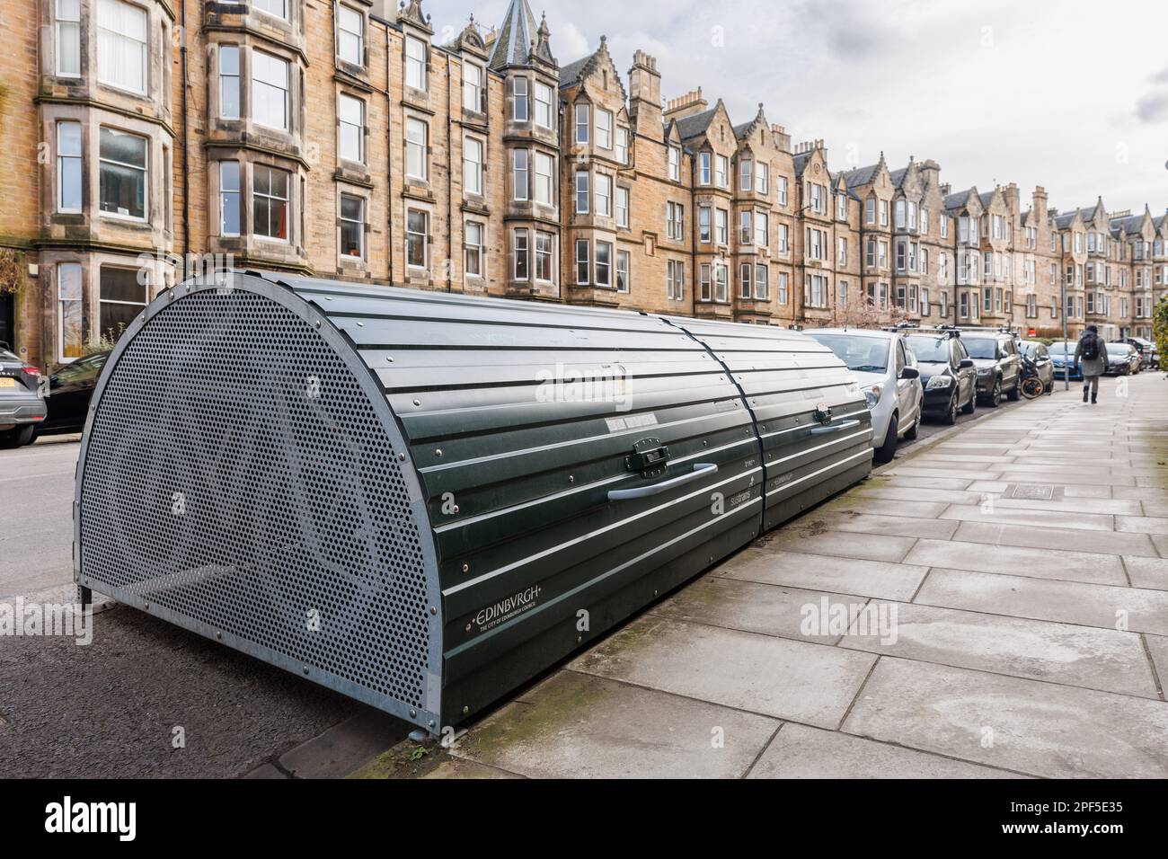 Deposito sicuro delle biciclette fornito dal Consiglio della Città di Edimburgo e Sustrans a Marchmont, Edimburgo. Foto Stock