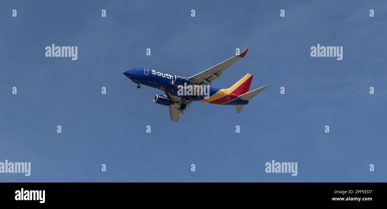 Indianapolis - circa Marzo 2023: Boeing 737 della Southwest Airlines in arrivo. Il sud-ovest è il più grande vettore a basso costo del mondo. Foto Stock