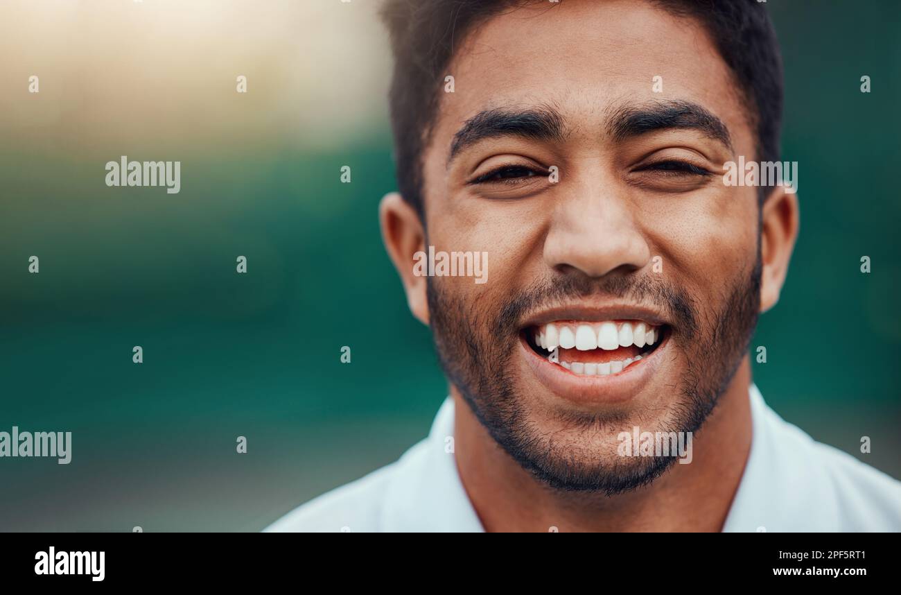 Ritratto di sorridente tennista indiano sul campo con copyspace. Felice fit professionista di sport etnici in piedi da solo e sentirsi sicuri Foto Stock