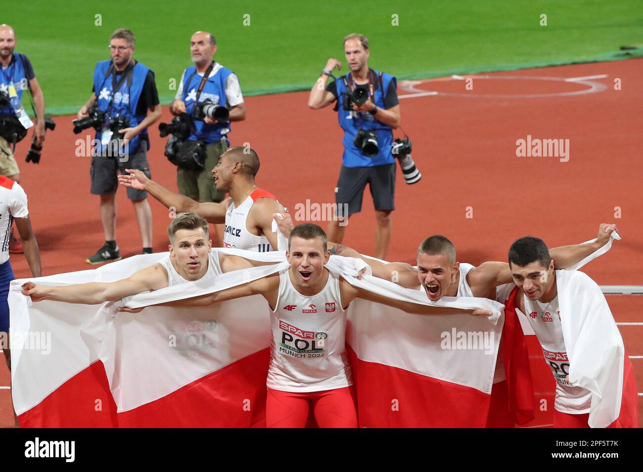 La squadra di staffetta 4 * 100m polacca celebra la medaglia di bronzo e il record nazionale al Campionato europeo di atletica 2022 Foto Stock