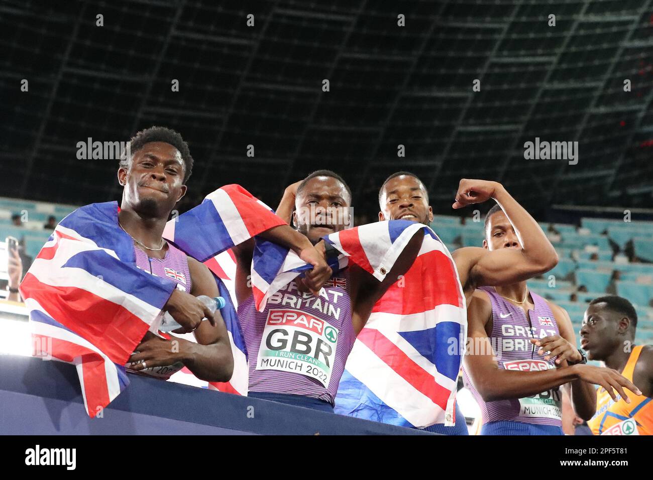 La squadra britannica 4 * 100m Relay dopo aver vinto la medaglia d'oro al Campionato europeo di Atletica 2022 Foto Stock