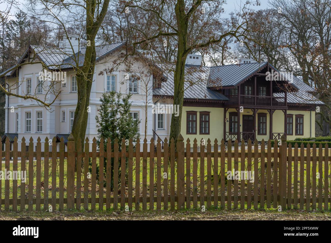 Vecchia casa padronale nel museo all'aperto nel villaggio di Klobka, Polonia. Foto Stock