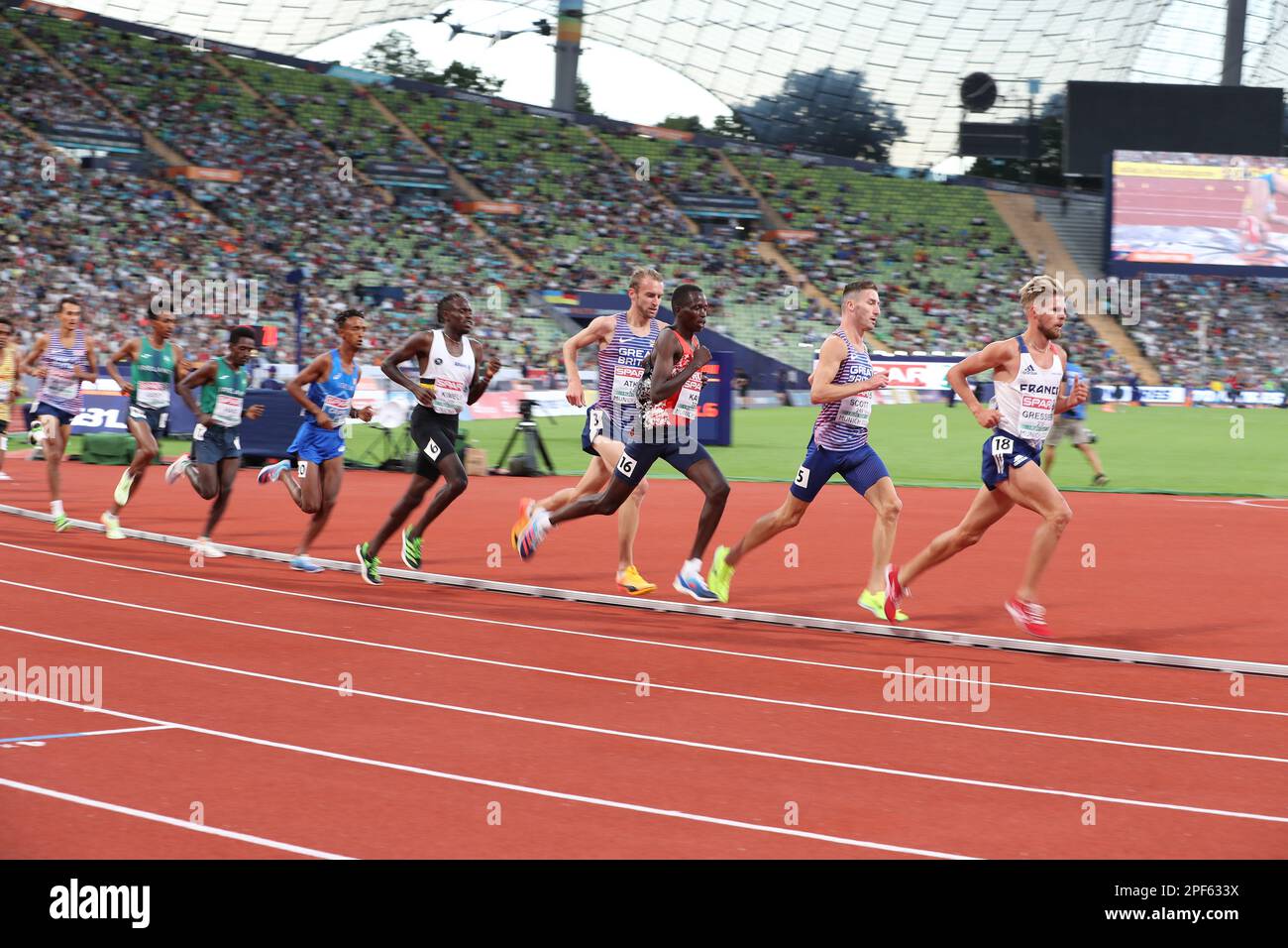 Corridori nella finale 10000m con la folla sullo sfondo al Campionato europeo di Atletica 2022 Foto Stock