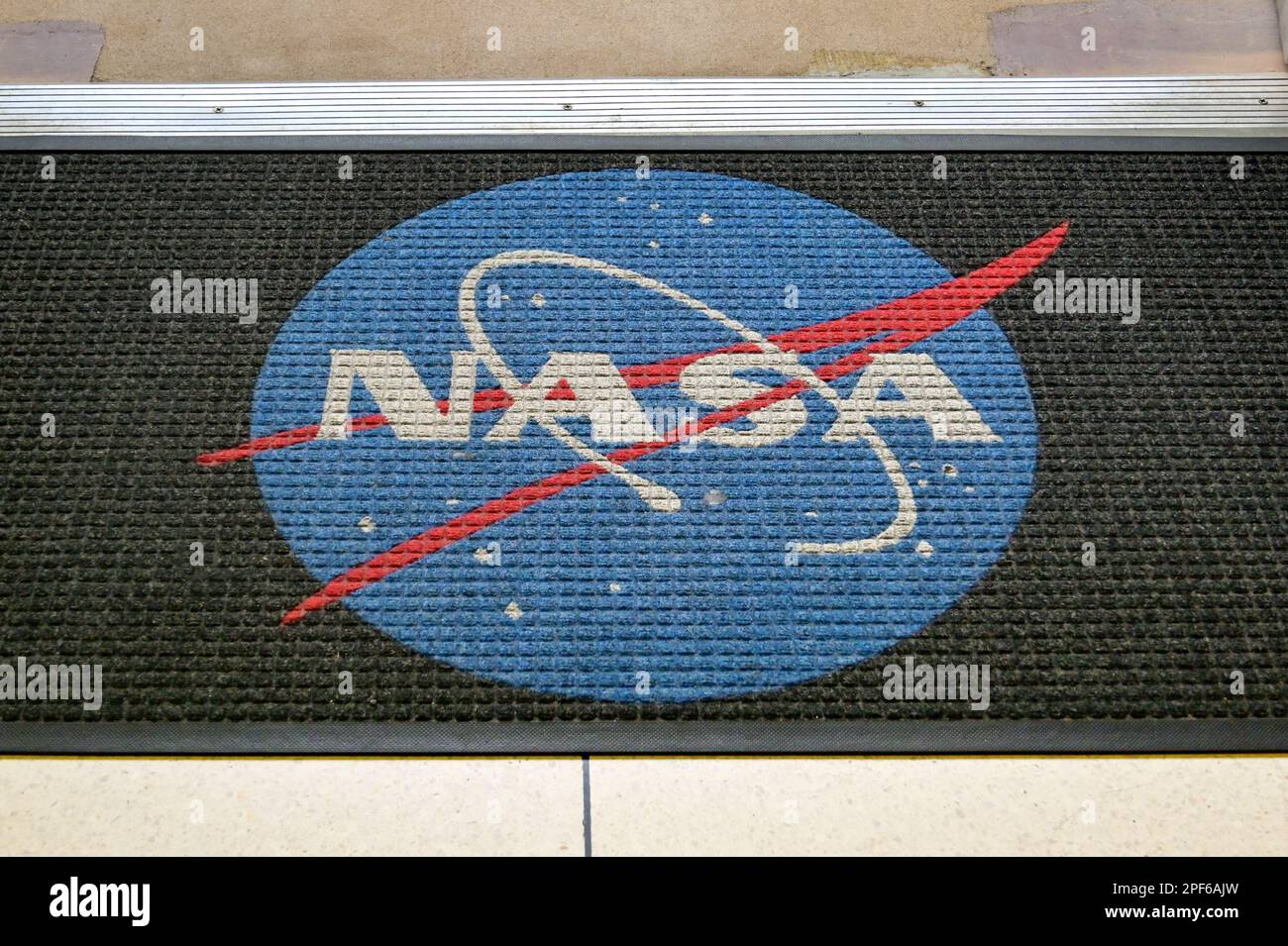 Houston, Texas, USA - Febbraio 2023: Tappetino porta con logo NASA ad uno degli ingressi al Mission Control presso lo Houston Space Center Foto Stock