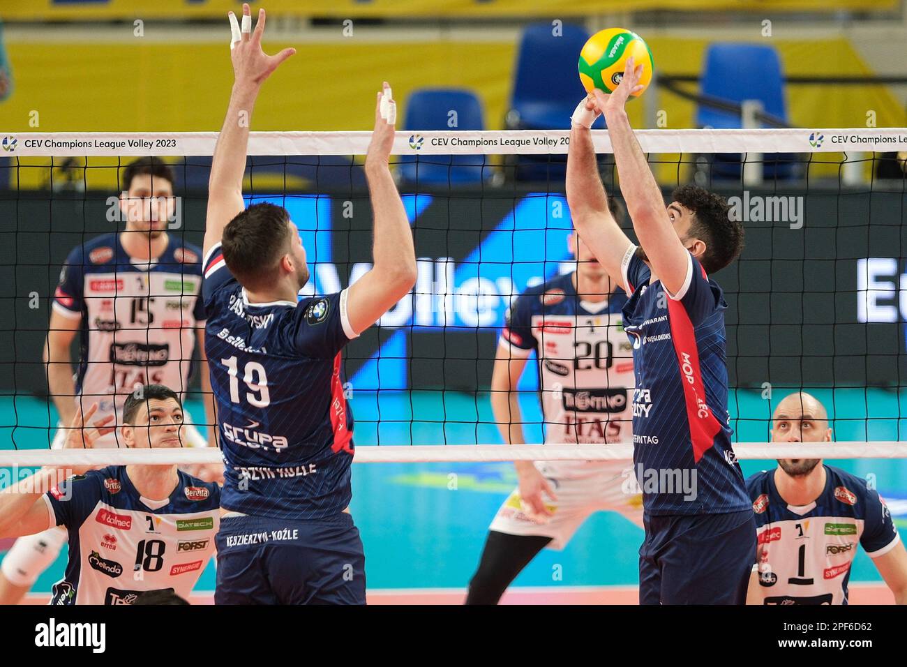 Trento, Italia. 16th Mar, 2023. Set by Marcin Janusz - Grupo Azoty ZAKSA Kedzierzyn-Kozle durante il quarto di finale - ITAS Trentino vs Grupo Azoty ZAKSA K?dzierzyn-Kozle, CEV Champions League pallavolo a Trento, Italia, Marzo 16 2023 Credit: Independent Photo Agency/Alamy Live News Foto Stock