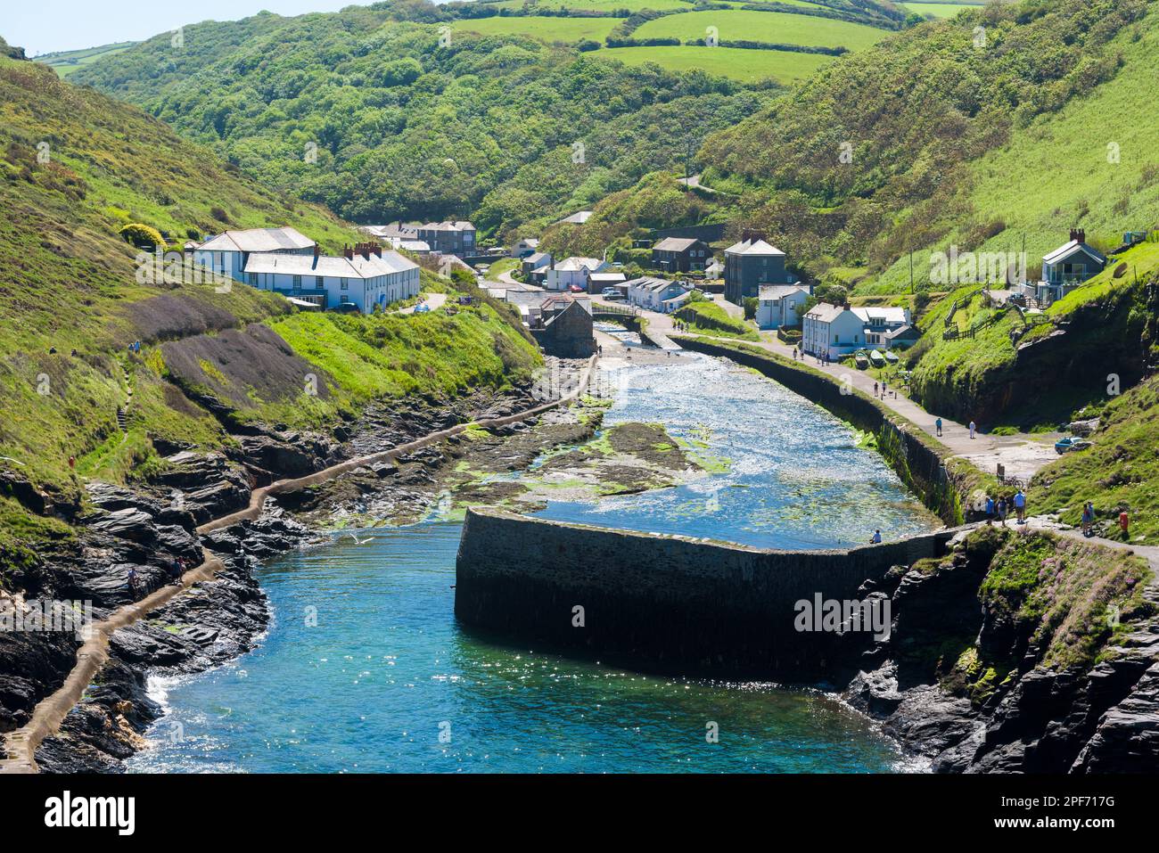 Boscastle porto in una giornata di sole estate, Cornovaglia, Inghilterra. Foto Stock