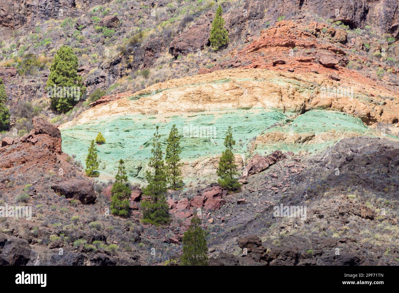 Azulejos de Veneguera naturale del Monumento, conosciuto anche come arcobaleno Rocks in Mogán, Las Palmas, Gran Canaria, Spagna. Foto Stock