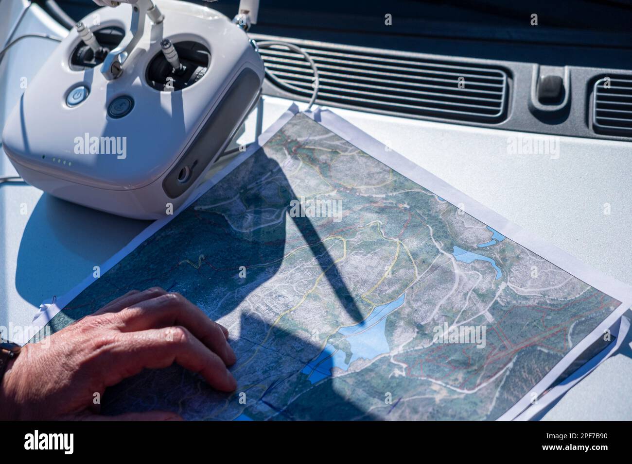 Madrid, Spagna. 03 03 2023: Controllo radio di un drone phantom 4 pro, una foto aerea stampata e una mano dell'uomo. Foto Stock