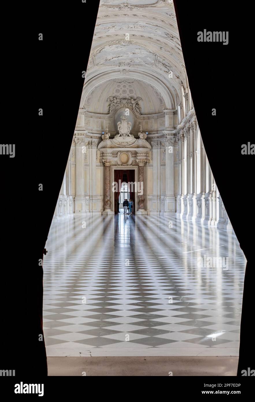 Reggia di Venaria reale, Italia - Ottobre 2022: Prospettiva corridoio, marmo di lusso, galleria e finestre - Palazzo reale Foto Stock