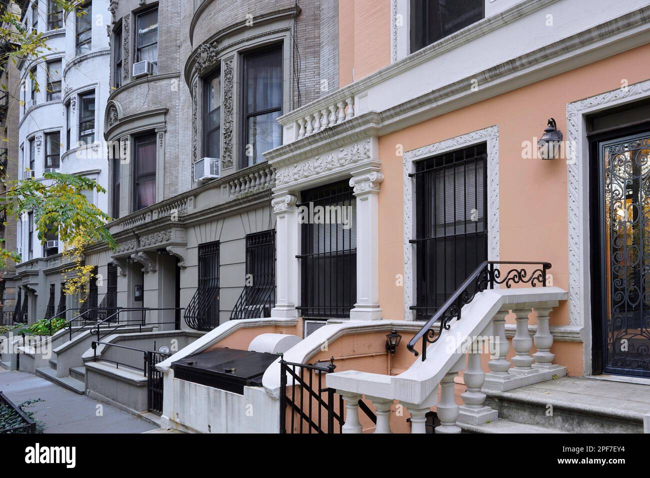 New York Street con una fila di piccoli edifici di appartamenti Foto Stock