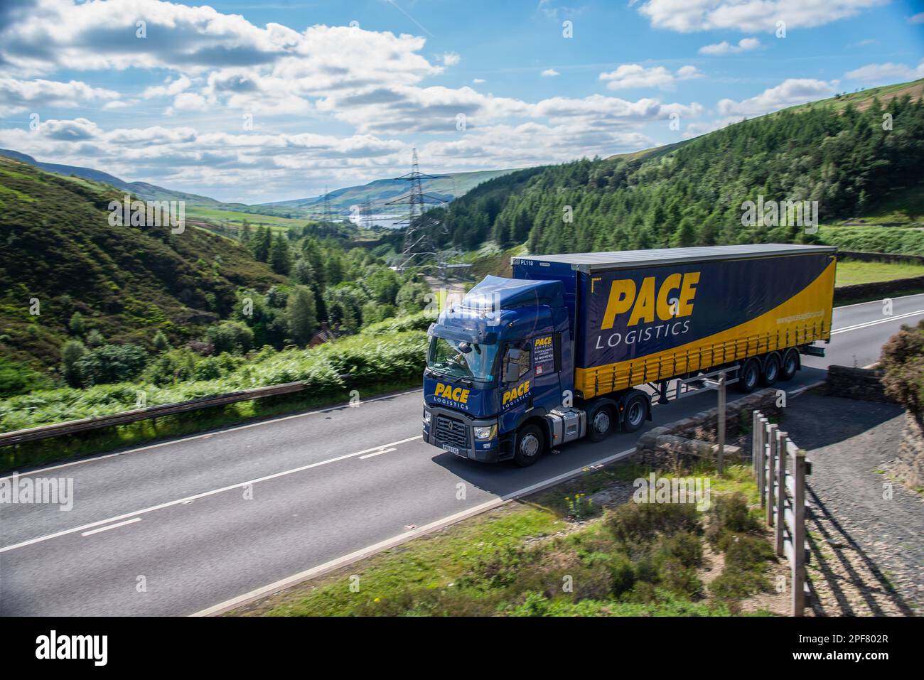 Pace Logistics Renault Truck che tira un rimorchio per il trasporto di merci sul Woodhead Pass A628 nello Yorkshire Foto Stock