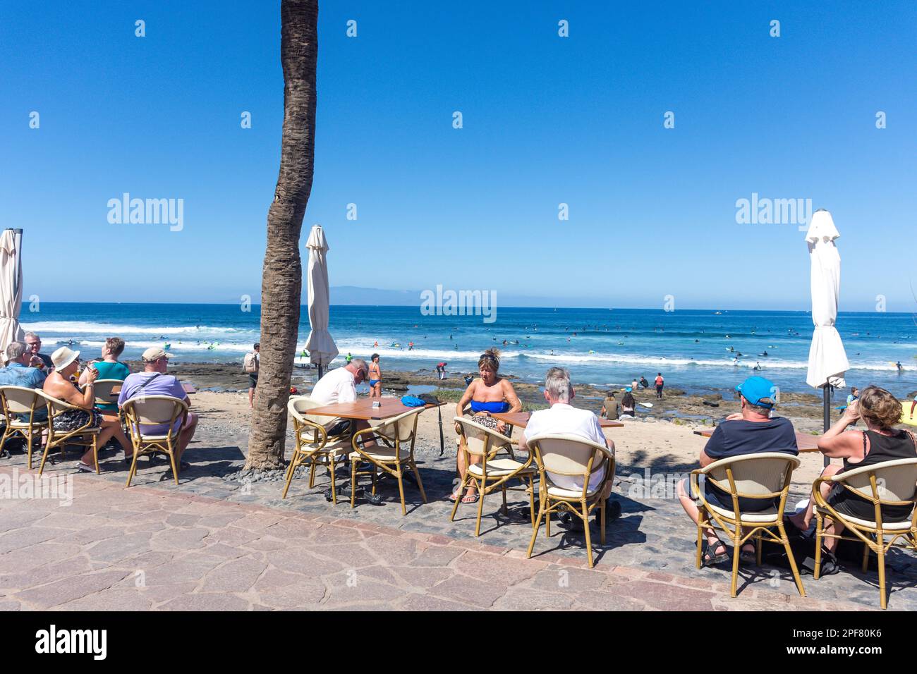 Tavoli ristorante sul lungomare, Calle Francisco Andrade Fumero, Playa de las Américas, Tenerife, Isole Canarie, Regno di Spagna Foto Stock