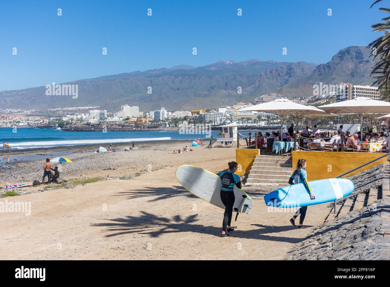 Ristorante e surfisti sul lungomare, Calle Francisco Andrade Fumero, Playa de las Américas, Tenerife, Isole Canarie, Regno di Spagna Foto Stock