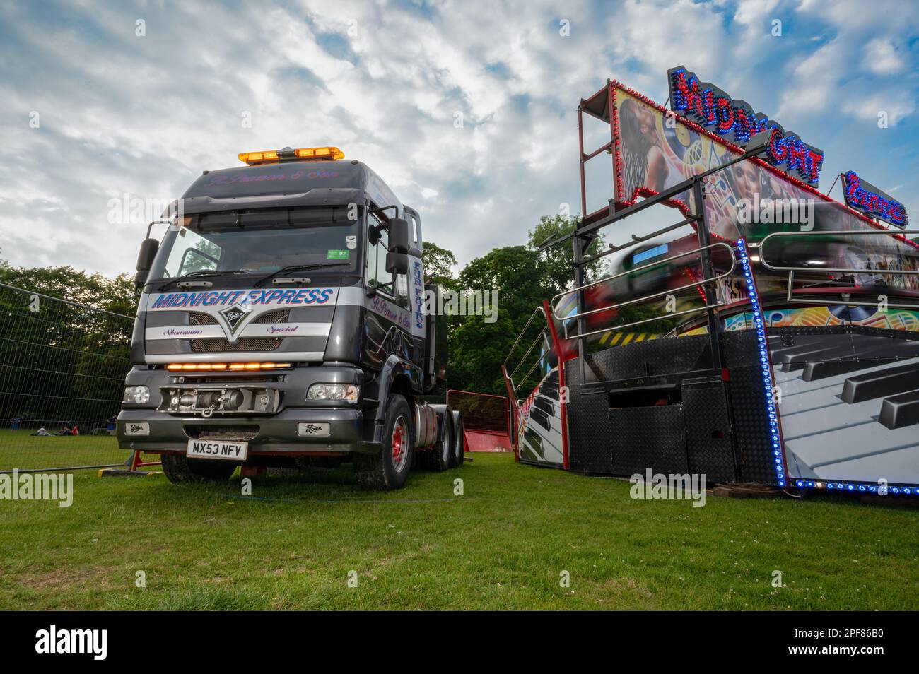 Un camion generatore Foden Alpha si trova accanto a un giro in fiera in un parco in una giornata estiva Foto Stock