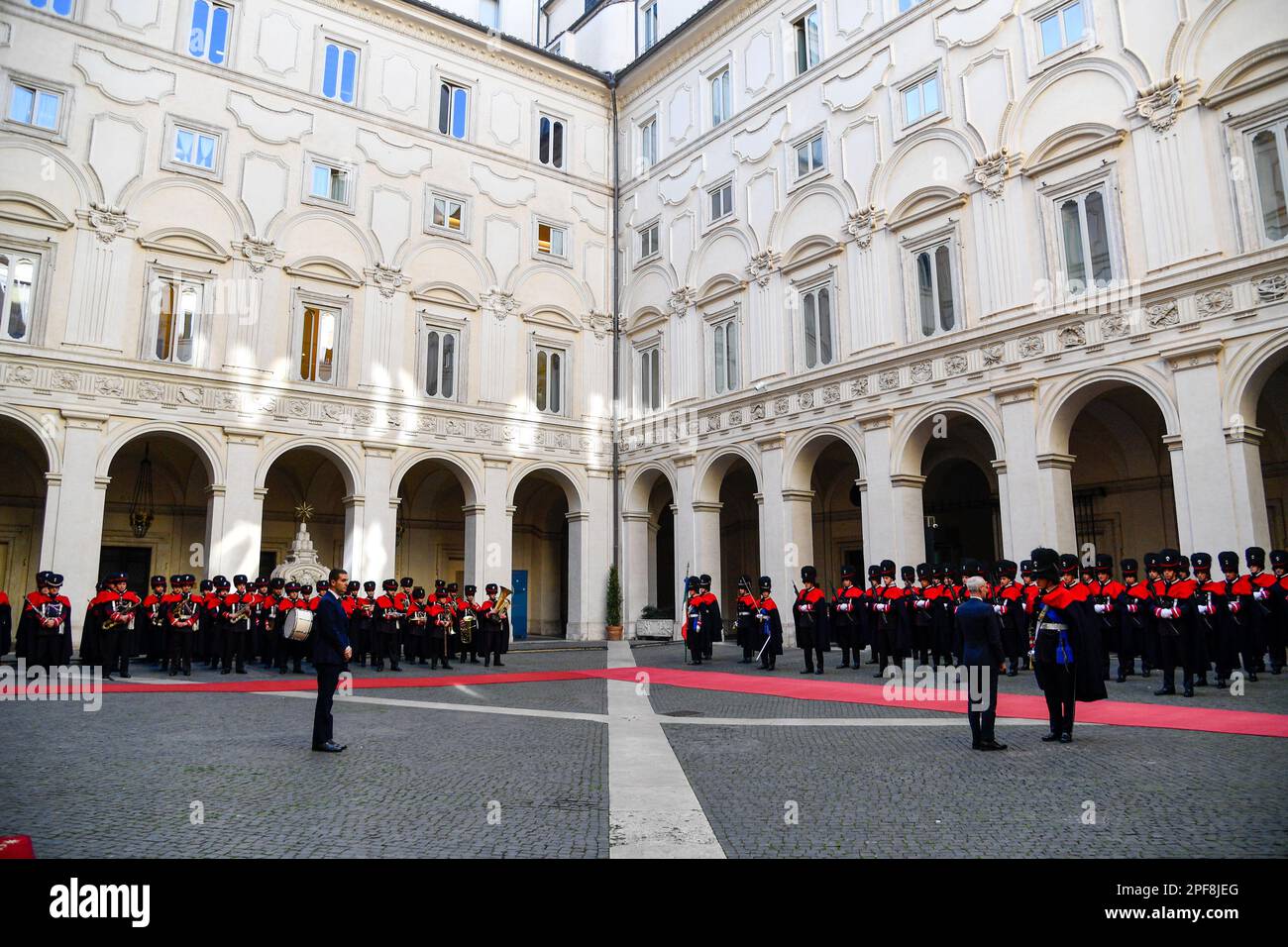 Roma, Italia. 16th Mar, 2023. Il primo Ministro italiano Giorgia Meloni accoglie il primo Ministro libanese Najib Miqati prima del loro incontro a Palazzo Chigi, il 16 marzo 2023 a Roma. (Foto di Fabrizio Corradetti/Livemedia) Credit: Independent Photo Agency/Alamy Live News Foto Stock