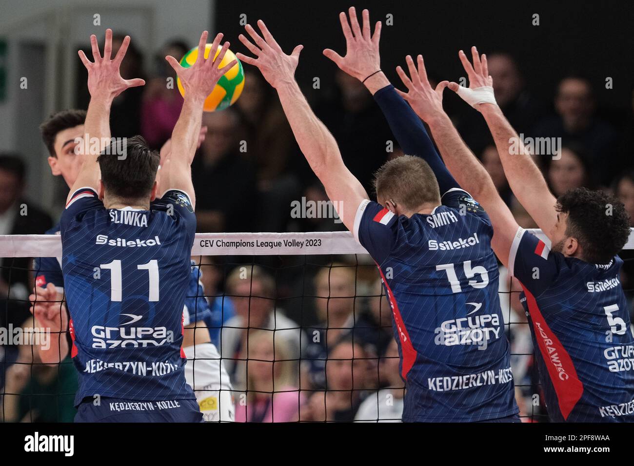 BLM Group Arena, Trento, Italia, 16 marzo 2023, Blocco del Grupo Azoty ZAKSA Kedzierzyn-Kozle durante il quarto di finale - ITAS Trentino vs Grupo Azoty ZAKSA K?dzierzyn-Kozle - partita di pallavolo della CEV Champions League Foto Stock