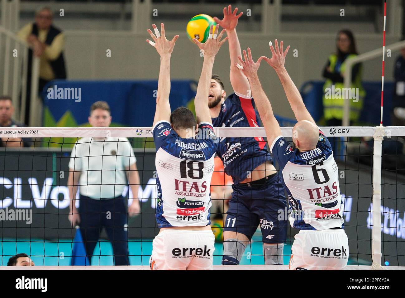 BLM Group Arena, Trento, Italia, 16 marzo 2023, Spike of Aleksander Sliwka - Gruga Azoty ZAKSA Kedzierzyn-Kozle durante il quarto trimestre - ITAS Trentino vs Grupo Azoty ZAKSA K?dzierzyn-Kozle - partita di pallavolo della CEV Champions League Foto Stock