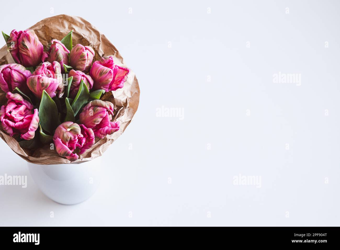 Bouquet di tulipani di pappagallo rosa su sfondo bianco con spazio copia Foto Stock