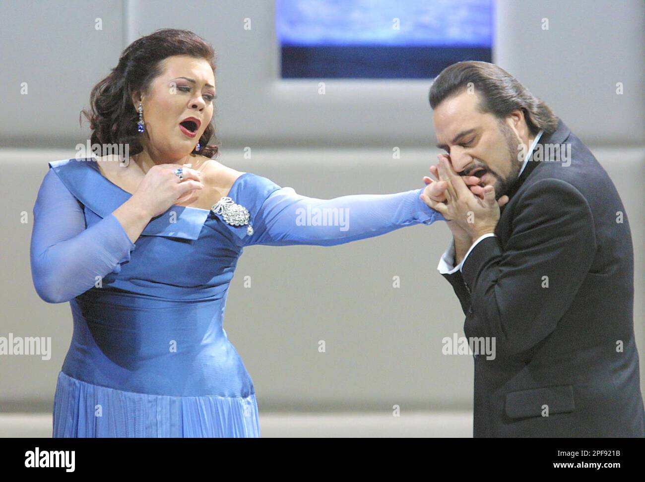 Giuseppe Sabbatini als Fernand, Violeta Urmana als Leonor de Guzman , von rechts, proben am Mittwoch, dem 12. Feb. 2003 die Gaetano Donizetti Oper in vier Akten 'La Favorite' in der Staatsoper in Wien. Premiere in der Inszenierung von John Dew mit Dirigent Fabio Luisi ist am 17. Feb. (AP Photo/Stephan Trierenberg) Foto Stock