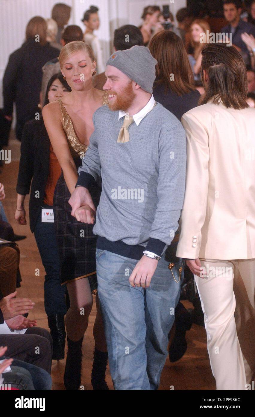 Matthew Earnest reacts to applaus at the end of his fashion show in New York Friday Feb. 7, 2003. (AP Photo/Frank Franklin II) Foto Stock