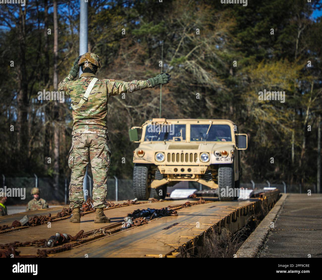I paracadutisti assegnati alla Brigata dell'Aviazione di combattimento del 82nd frequentano l'addestramento del carico ferroviario a Fort Bragg, N.C., 15 marzo 2023. I soldati hanno imparato a caricare veicoli e attrezzature per la prossima rotazione al Joint Readiness Training Center (U.S. Foto dell'esercito di PFC Luis Garcia). Foto Stock