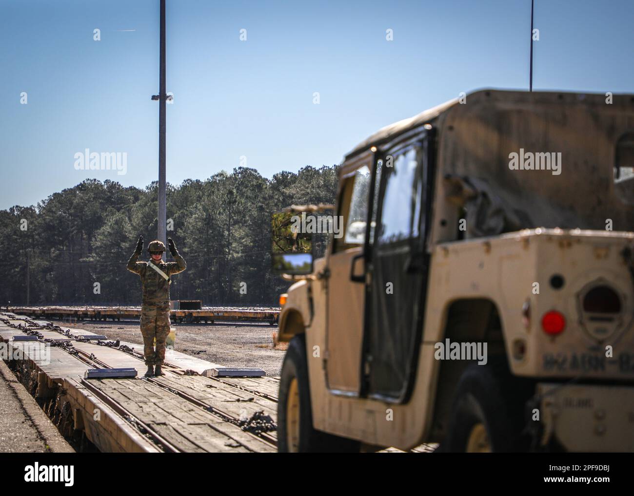 I paracadutisti assegnati alla Brigata dell'Aviazione di combattimento del 82nd frequentano l'addestramento del carico ferroviario a Fort Bragg, N.C., 15 marzo 2023. I soldati hanno imparato a caricare veicoli e attrezzature per la prossima rotazione al Joint Readiness Training Center (U.S. Foto dell'esercito di PFC Luis Garcia). Foto Stock