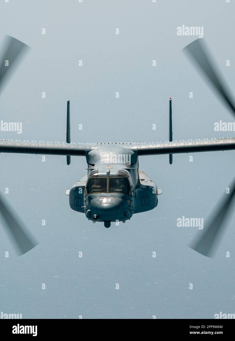 STATI UNITI Il corpo marino MV-22Bs assegnato a Marine Medium Tiltrotor Squadron 266 (VMM-266) vola dietro un KC-130J sul Mar Rosso, 4 marzo 2023. VMM-266 ha condotto il rifornimento aria-aria tra MV-22Bs e KC-130Js assegnato all'Air Combat Element Crisis Response-Afirca 23,1 in rotta per l'Arabia Saudita per la consegna a una nave da trasporto. Il movimento faceva parte di un pianificato scambio MV-22B tra velivoli da teatro schierati a causa della manutenzione a livello di deposito e le loro sostituzioni in teatro. (STATI UNITI Air Force foto di staff Sgt. Aaron Irvin) Foto Stock