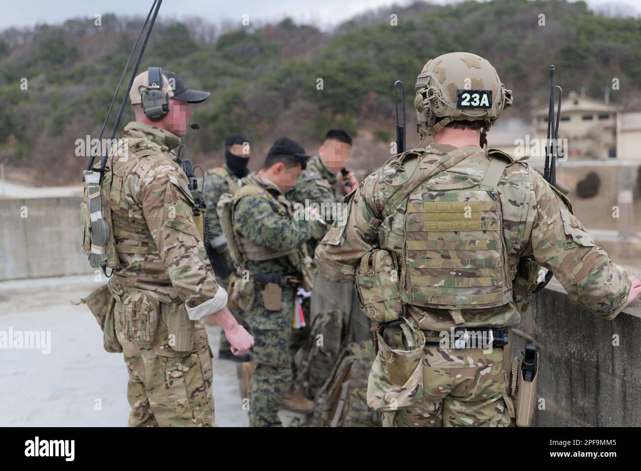 Le forze speciali degli Stati Uniti e della Rok hanno condotto incendi congiunti e addestramento bellico urbano il 15th marzo 2023 in un luogo non divulgato in Corea del Sud. La formazione realistica e multi-dominio ha integrato il supporto aereo stretto (CAS) e ISR con gli Stati Uniti Air Force A-10s. Lo SCUDO PER LA LIBERTÀ di esercizio fornisce una preparazione stimolante e realistica e sostiene l'impegno ironclade tra le nostre nazioni. Foto Stock