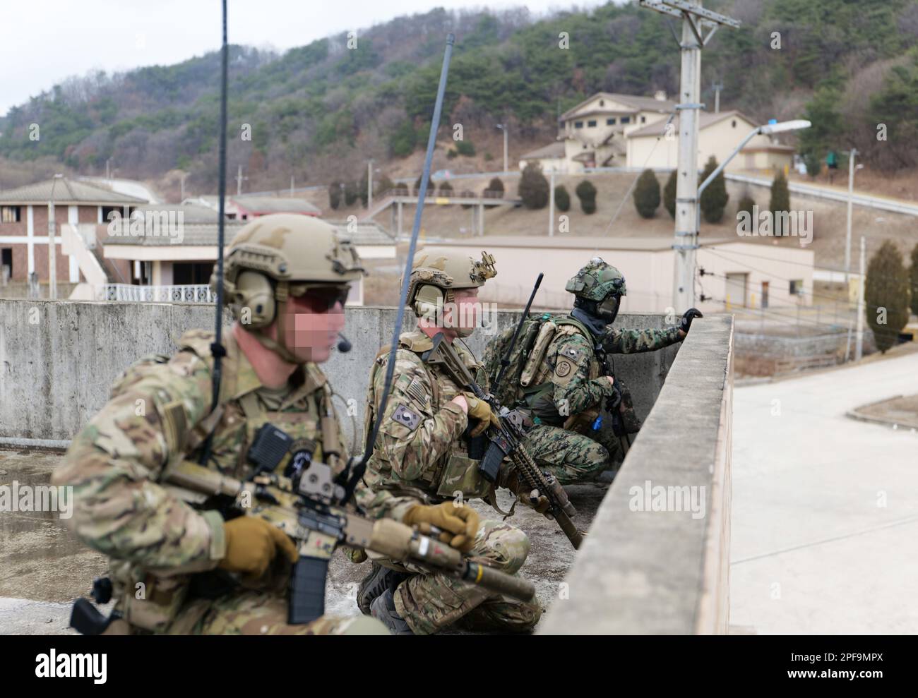 Le forze speciali degli Stati Uniti e della Rok hanno condotto incendi congiunti e addestramento bellico urbano il 15th marzo 2023 in un luogo non divulgato in Corea del Sud. La formazione realistica e multi-dominio ha integrato il supporto aereo stretto (CAS) e ISR con gli Stati Uniti Air Force A-10s. Lo SCUDO PER LA LIBERTÀ di esercizio fornisce una preparazione stimolante e realistica e sostiene l'impegno ironclade tra le nostre nazioni. Foto Stock
