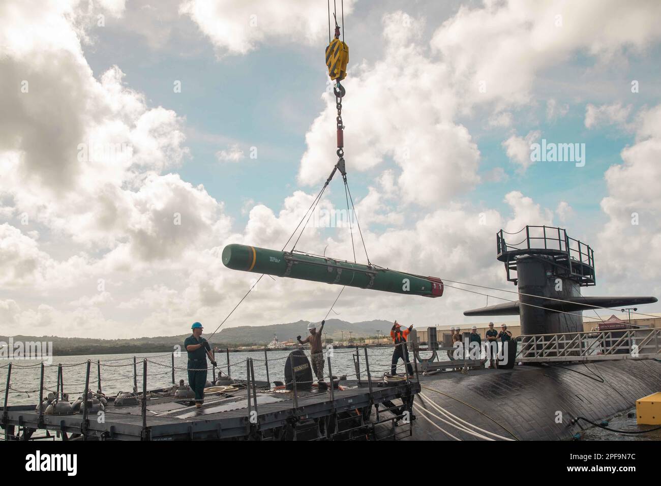 BASE NAVALE GUAM, Guam (6 gennaio 2023)- i marinai assegnati al tender sottomarino USS Emory S. Land (COME 39) rimuovono un missile anti-nave Harpoon UGM-84 dal sottomarino ad attacco rapido di classe Los Angeles USS Key West (SSN 722) ad Apra Harbor, base navale Guam, 6 gennaio. Emory S. Land ha il compito di fornire servizi di manutenzione e riparazione di livello intermedio, nonché di fornire servizi alberghieri e supporto logistico ai sottomarini guidati-missili e ad attacco rapido. (STATI UNITI Foto Navy di Seaman Luke Wilson, specialista della comunicazione di massa) Foto Stock