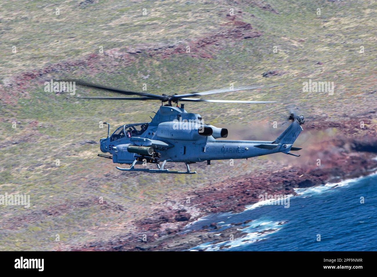 Un velivolo AH-1Z Viper assegnato alle manovre Marine Light Attack Helicopter Squadron 775 (HMLA-775), fornendo al contempo un supporto in volo presso il complesso dell'Isola di San Clemente, il 8 marzo 2023. HMLA-775 ha volato le sorties da MCAS Camp Pendleton al complesso di San Clemente Island Range a sostegno dell'esercitazione TACP (Marine Forces Reserve Tactical Air Control Party) tenutasi dal febbraio 26 al marzo 11. L’esercizio ha implementato i concetti di Force Design 2030, un invito a modernizzare la dottrina della lotta del corpo Marino, attraverso operazioni avanzate di spedizione come un’impronta limitata in avanti ar Foto Stock