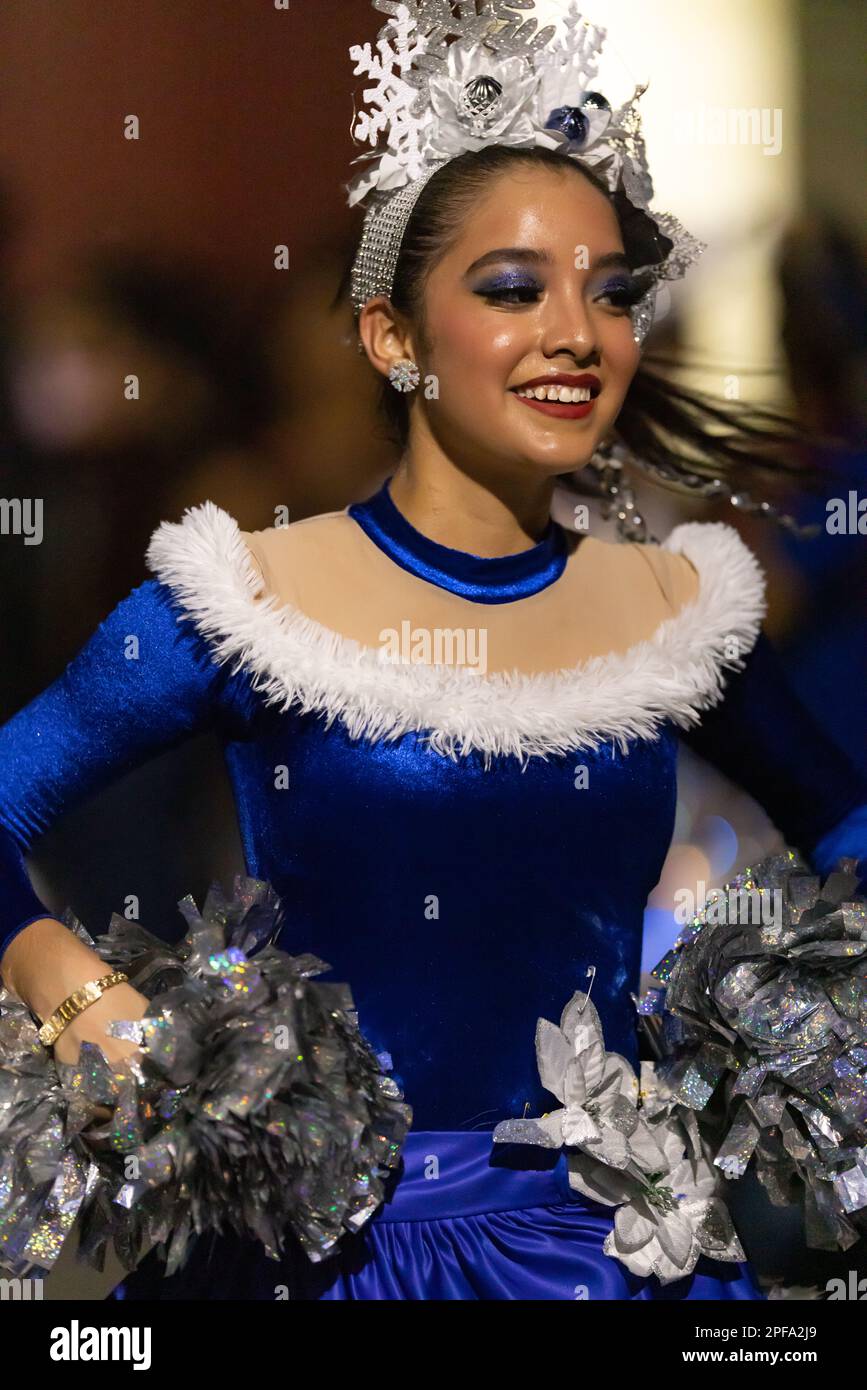 Matamoros, Tamaulipas, Messico - 9 dicembre 2022: The Desfile de Navidad, Cheerleaders indossa abiti tradizionali che si esibiscono alla sfilata Foto Stock