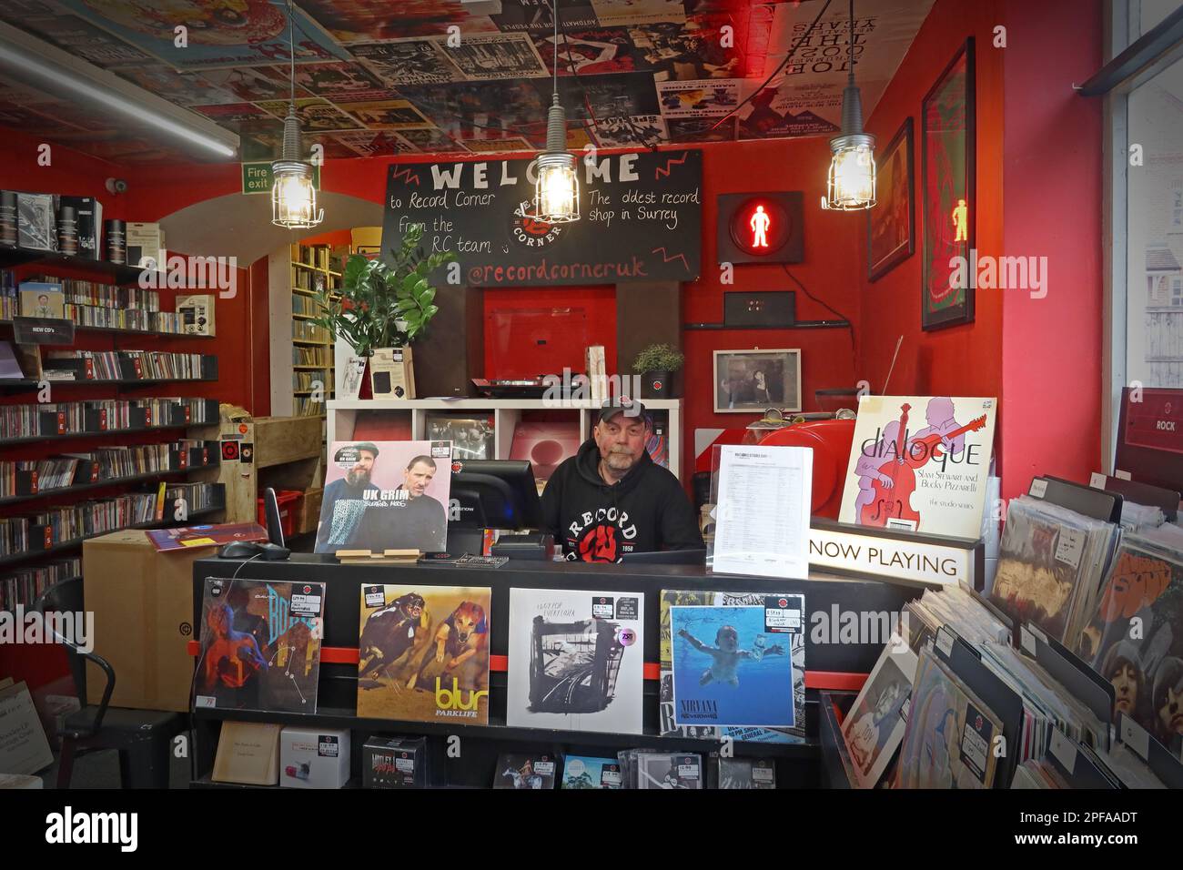 All'interno di un negozio indipendente di musica e vinile, Record Corner, Pound Lane, (Off High St), Godalming, Surrey, Inghilterra, GU7 1BX Foto Stock