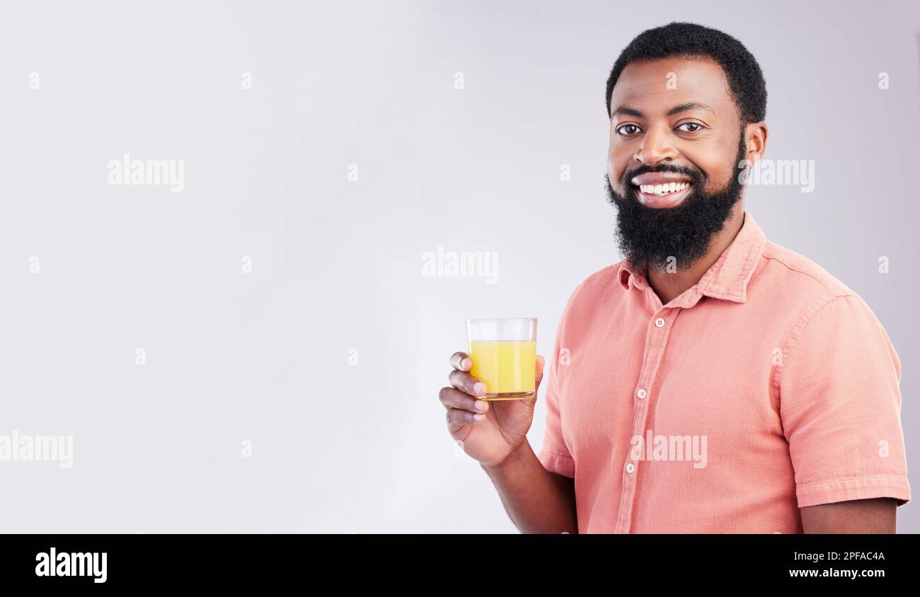 Succo d'arancia, ritratto in studio e uomo nero felice con bicchiere da bibita per idratazione, liquido detox o perdita di peso bevanda. Benefici della vitamina C, maschio Foto Stock