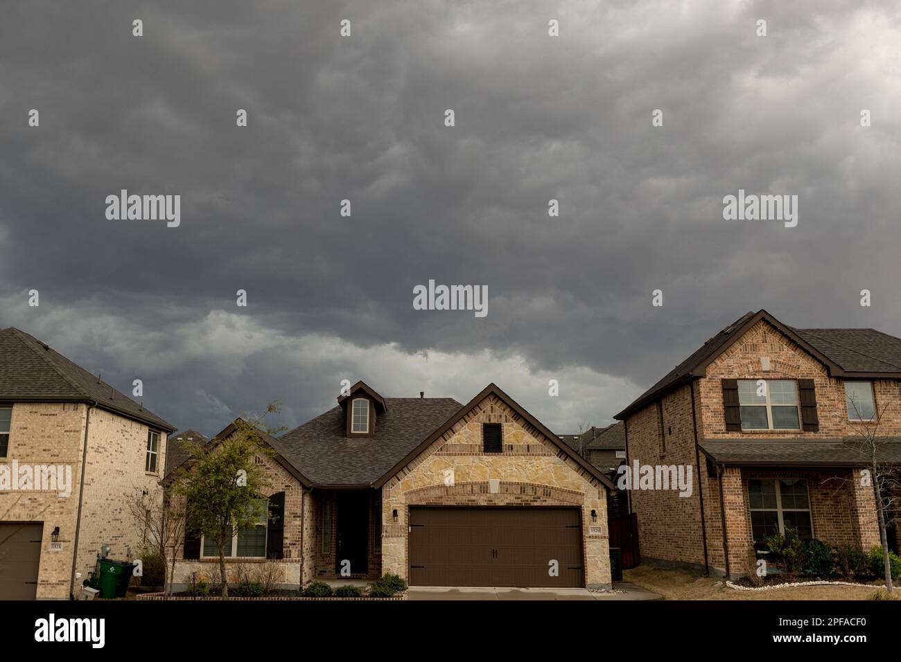 Northlake, Texas, Stati Uniti. 16th Mar, 2023. Una massiccia cellula di tempesta si spazza attraverso i cieli di Northlake, Texas il 16 marzo 2023, come il servizio meteorologico nazionale dichiara un Tornado Watch fino al 8pm CST. La tempesta si sta dirigendo verso Rowlett, Texas, e ha già causato la caduta di una grandine di dimensioni pari a mezzo dollaro. (Credit Image: © Chris Rusanowsky/ZUMA Press Wire) SOLO PER USO EDITORIALE! Non per USO commerciale! Foto Stock