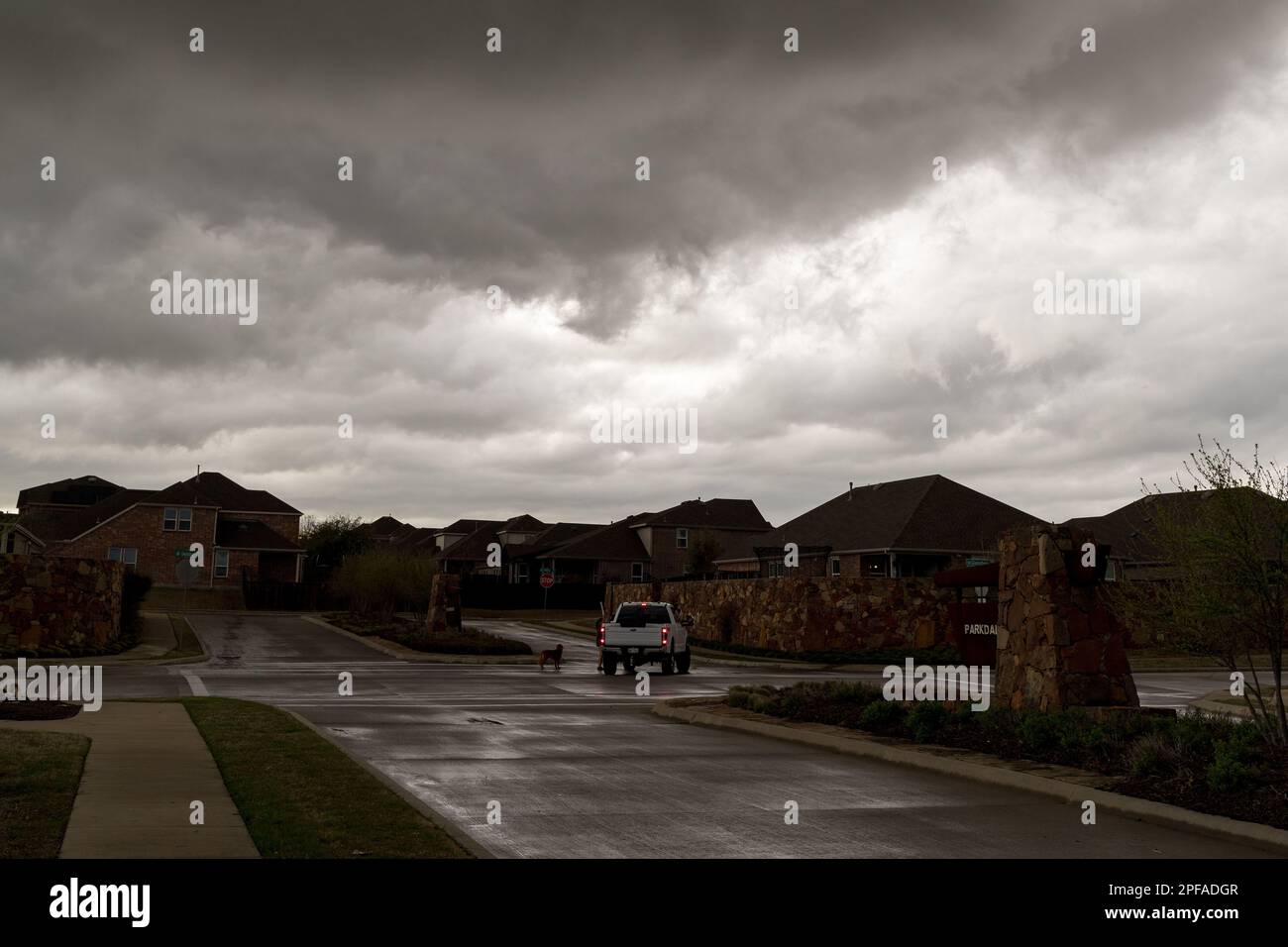 Northlake, Texas, Stati Uniti. 16th Mar, 2023. Una massiccia cellula di tempesta si spazza attraverso i cieli di Northlake, Texas il 16 marzo 2023, come il servizio meteorologico nazionale dichiara un Tornado Watch fino al 8pm CST. La tempesta si sta dirigendo verso Rowlett, Texas, e ha già causato la caduta di una grandine di dimensioni pari a mezzo dollaro. (Credit Image: © Chris Rusanowsky/ZUMA Press Wire) SOLO PER USO EDITORIALE! Non per USO commerciale! Foto Stock