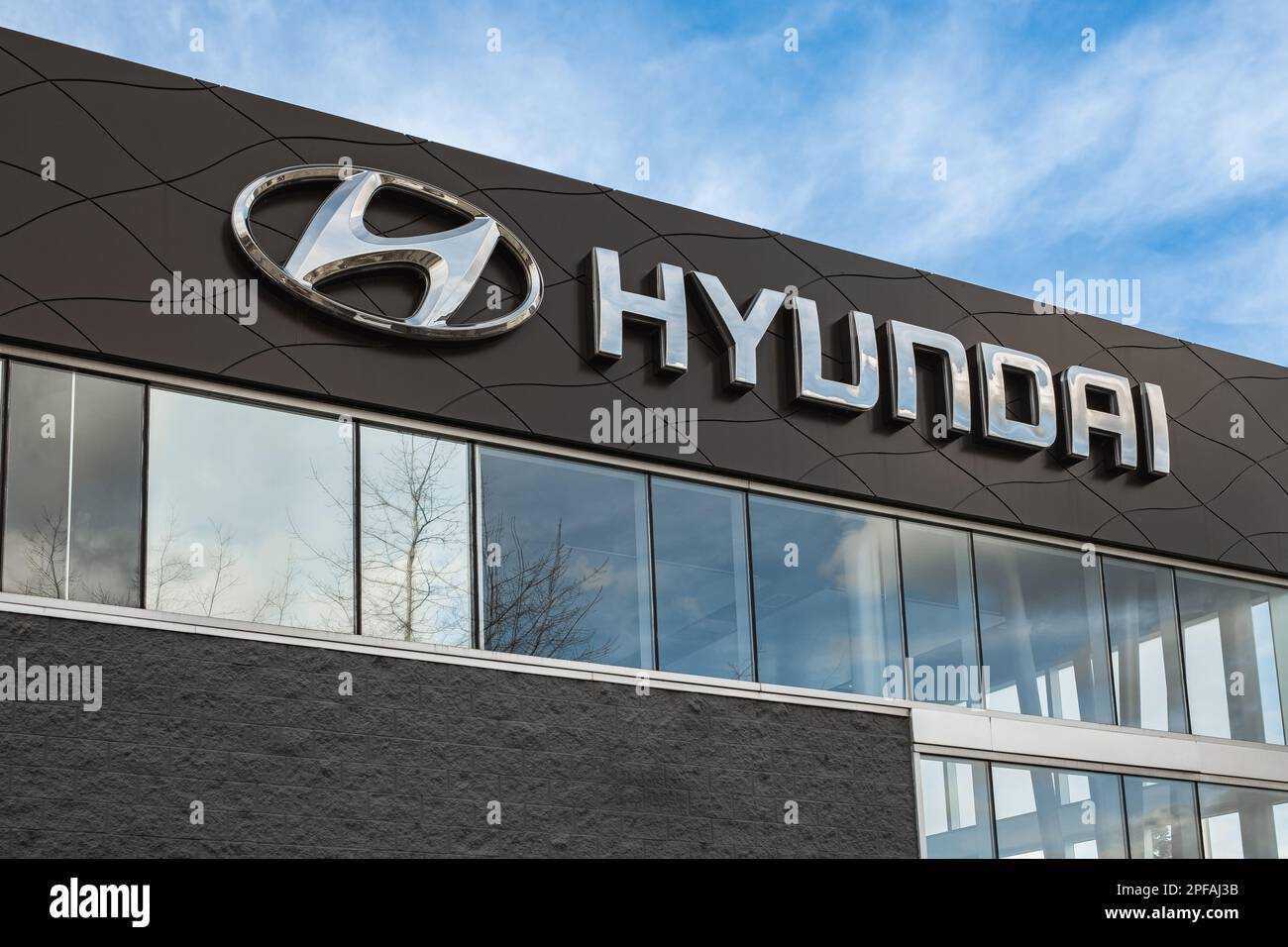 Vista esterna della concessionaria di automobili Hyundai a Vancouver Canada. La Hyundai Motor Company è un produttore automobilistico sudcoreano. Logotipo di Hyundai Foto Stock