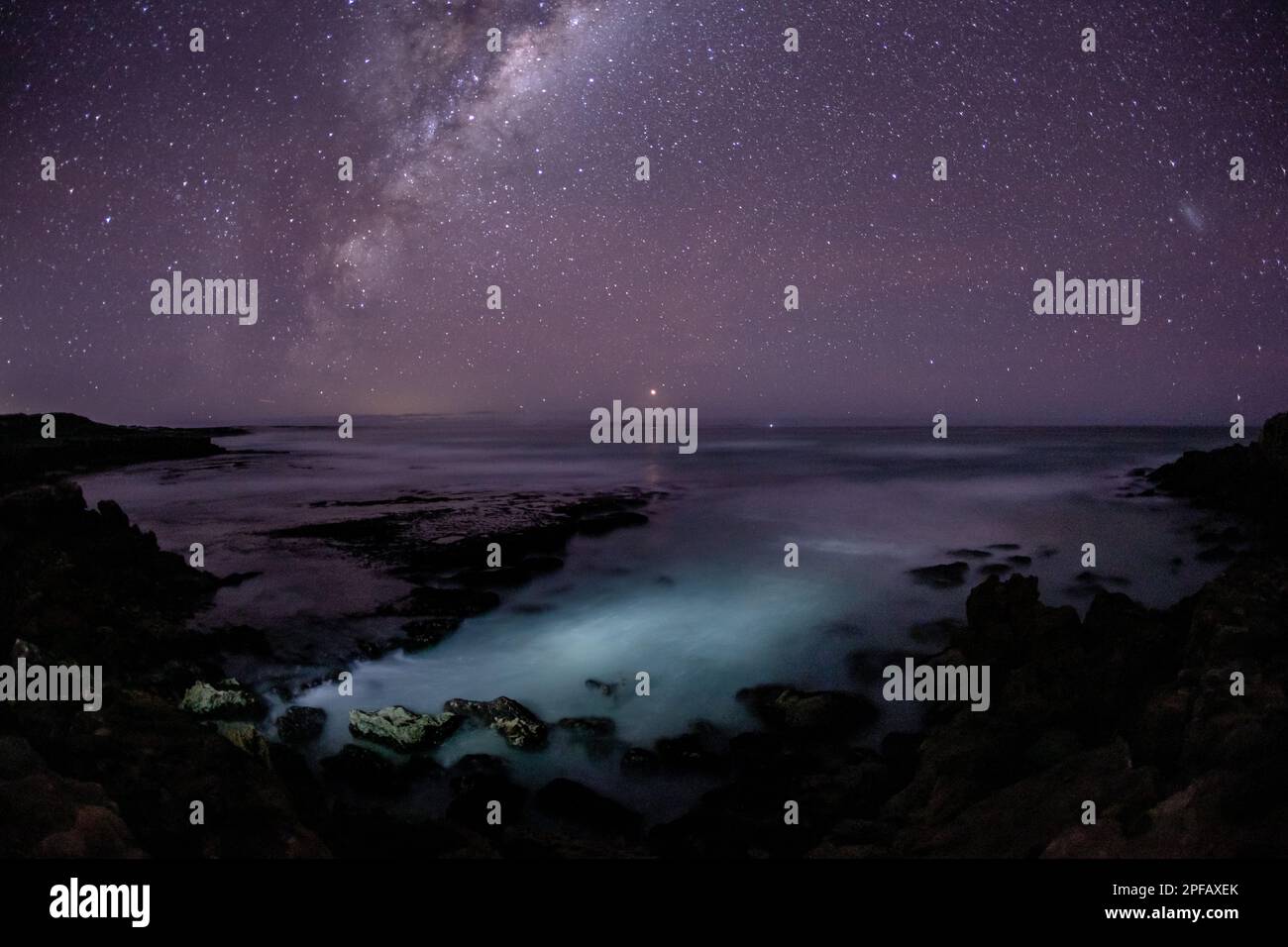 La Via Lattea e le stelle sull'Oceano Meridionale. Sleaford Bay. Australia Meridionale. Foto Stock