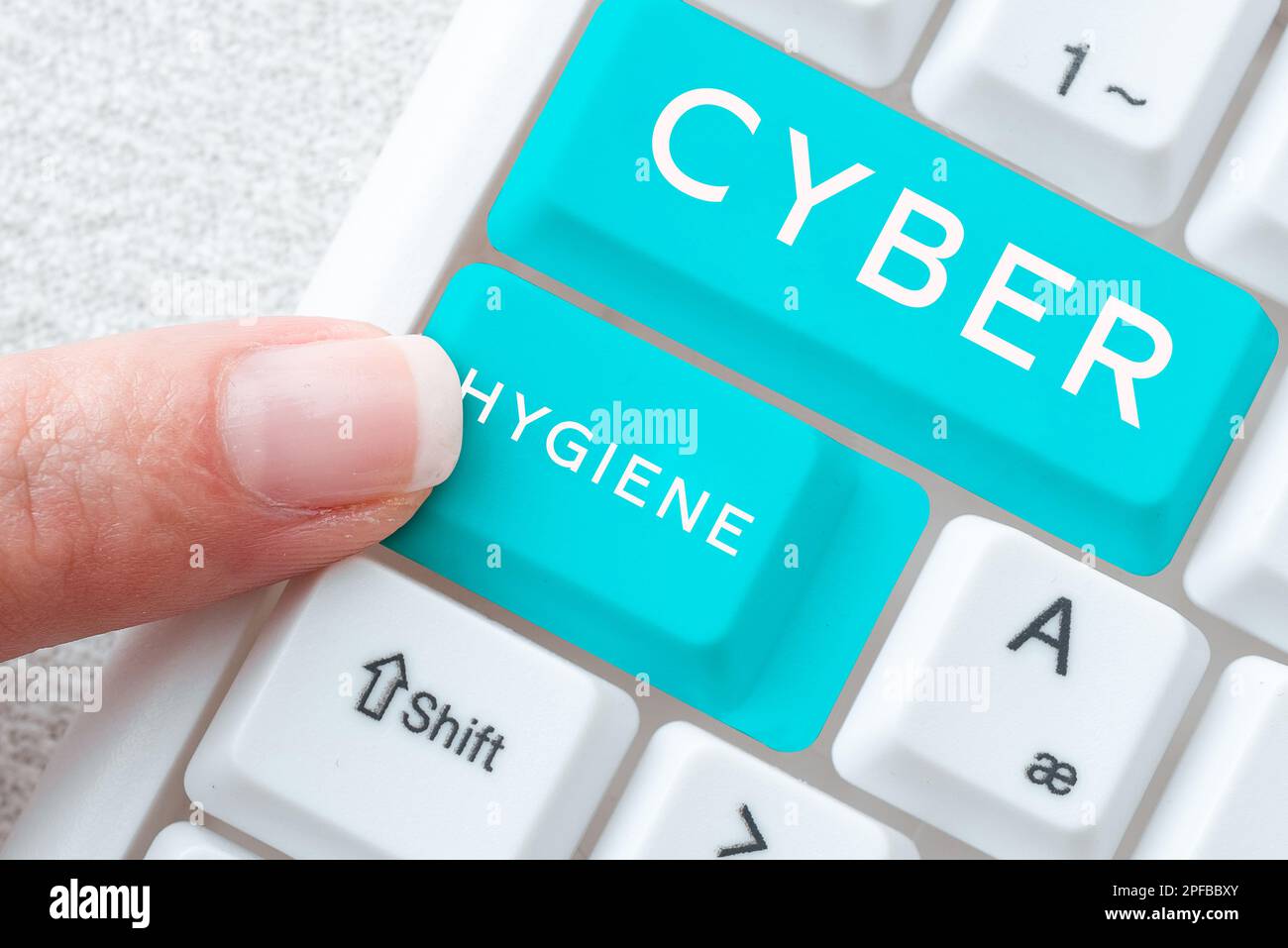 Cartello con scritta Cyber Hygiene. Parola per le misure che gli utenti del calcolatore prendono per migliorare la loro sicurezza cibernetica Foto Stock