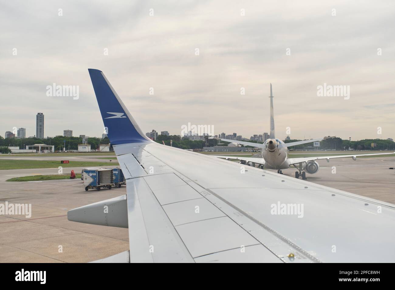 Buenos Aires, Argentina, 18 novembre 2022: Vista aerea e aereo da una finestra di un Boeing 737-700 jet di Aerolineas Argentinas al momento dell'imbarco Foto Stock