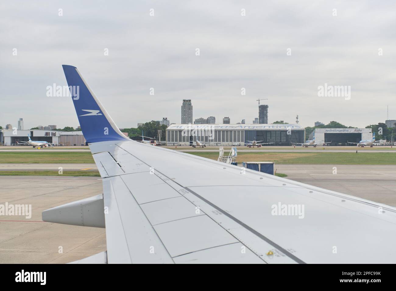 Buenos Aires, Argentina, 18 novembre 2022: Ala aereo, vista da una finestra di un Boeing 737-700 jet di Aerolineas Argentinas in movimento lungo la pista bef Foto Stock