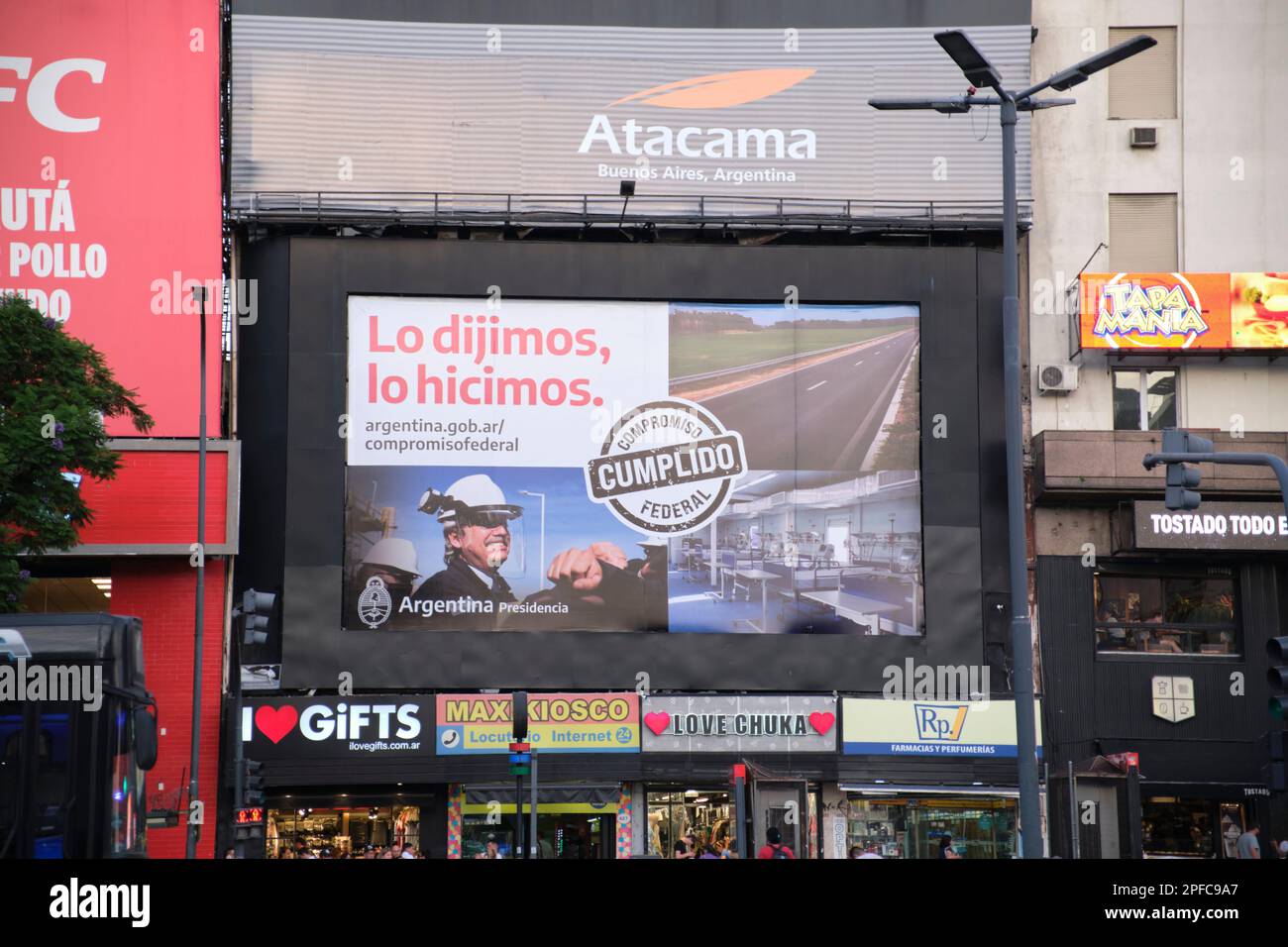 Buenos Aires, Argentina; 3 marzo 2023: Schermo con la pubblicità politica della presidenza nazionale nel centro di CABA. Testi: L'abbiamo detto, l'abbiamo fatto. F Foto Stock