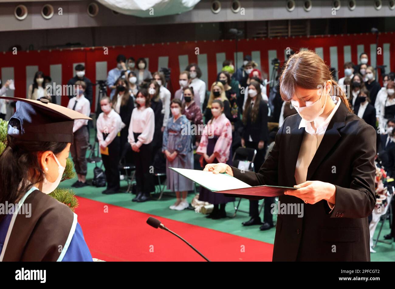 Evacuees from Ukraine attend a graduation ceremony at Japan University of Economics in Dazaifu City, Fukuoka Prefecture on March 17, 2023. Japan University of Economics has accepted students studying Japanese at Kyiv National Linguistic University in Ukraine with which it has an alliance.( The Yomiuri Shimbun via AP Images ) Foto Stock