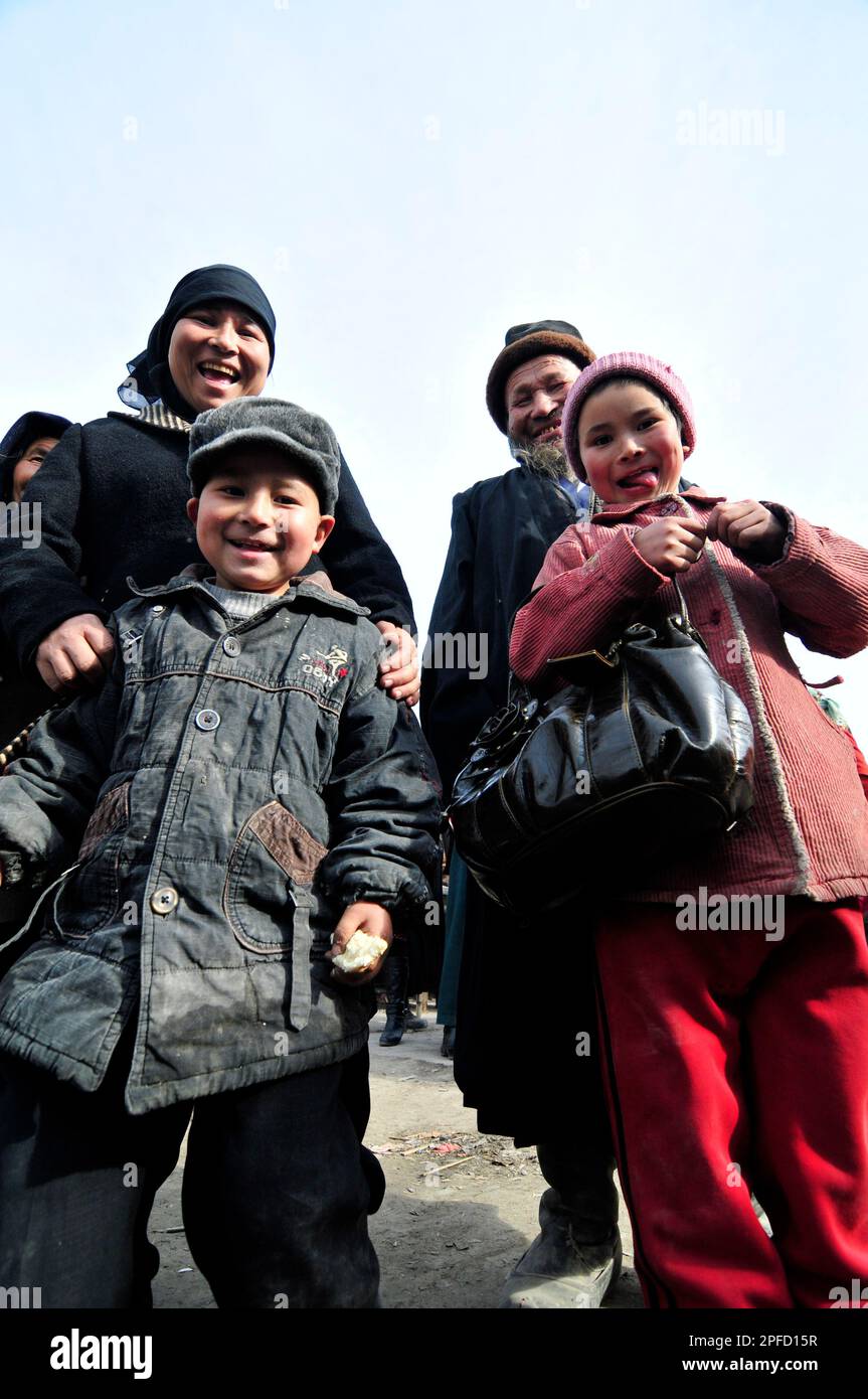 Una famiglia Uyghur che visita un mercato locale nella periferia di Kashgar, Xinjiang, Cina. Foto Stock