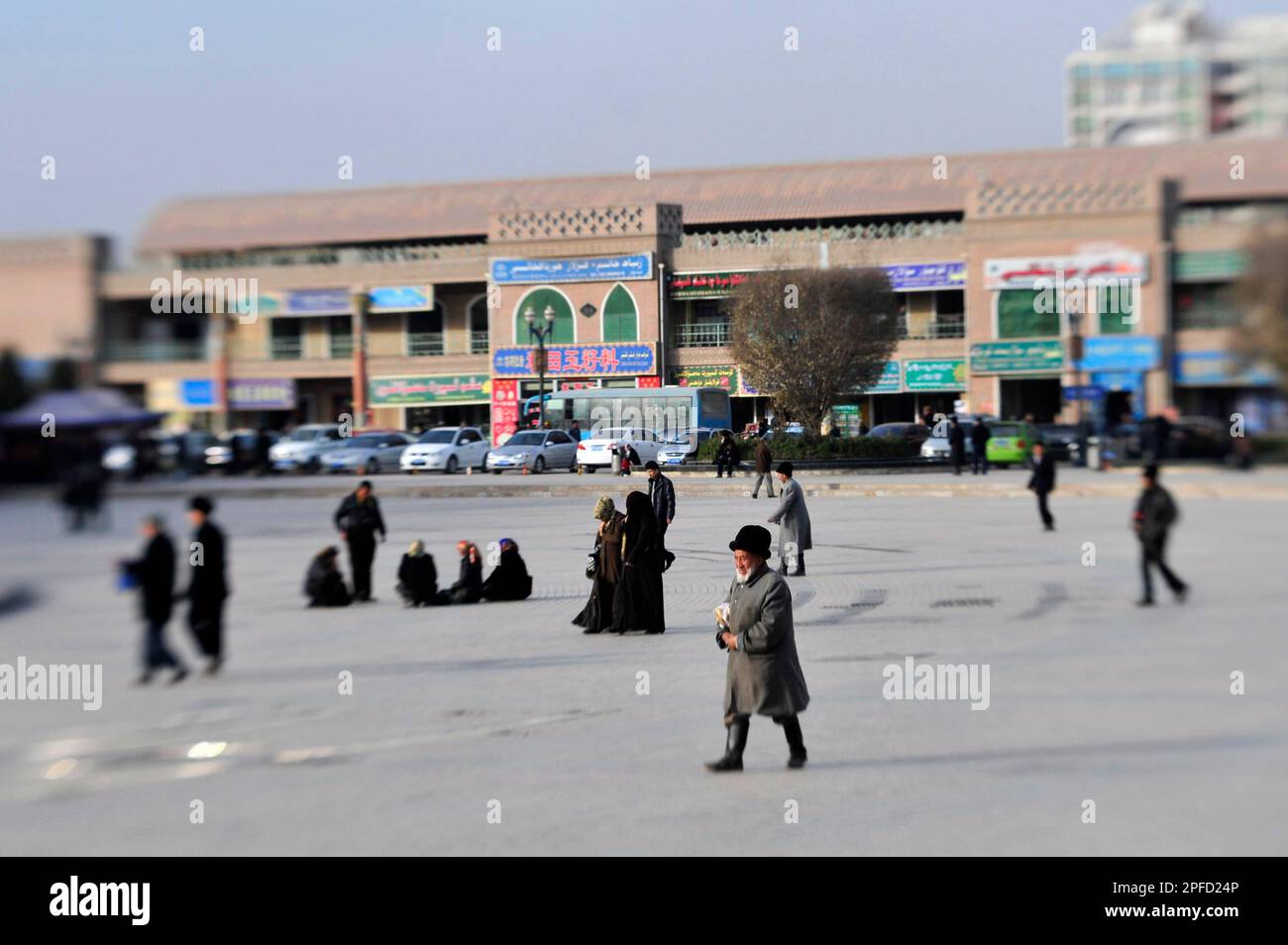 Uomini Uighur che indossano cappelli tradizionali. Centro di Kashgar, Xinjiang, Cina. Foto Stock