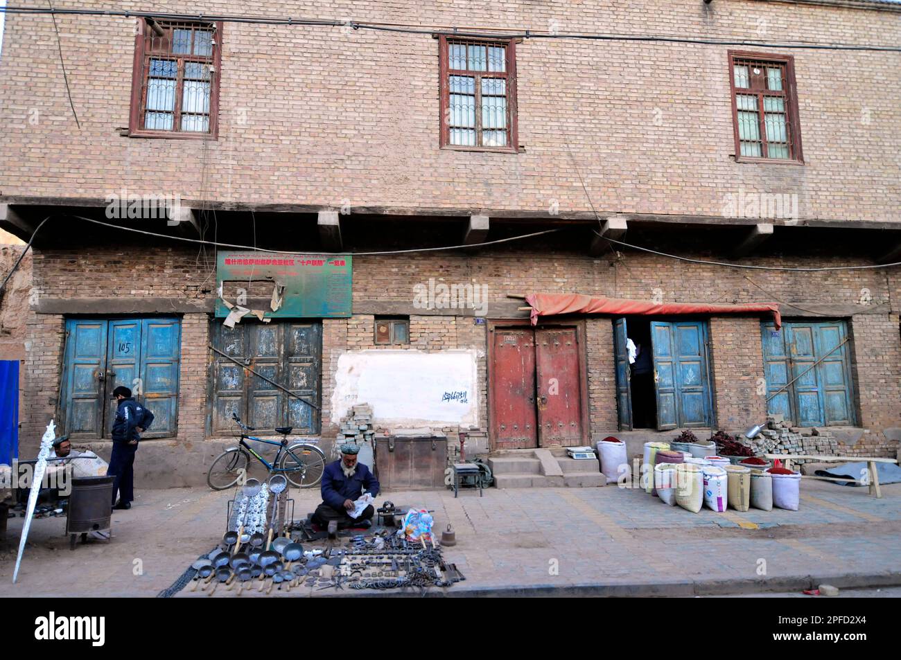 Venditori di artigianato e cibo per le strade della città vecchia di Kashgar, Xinjiang, Cina. Foto Stock