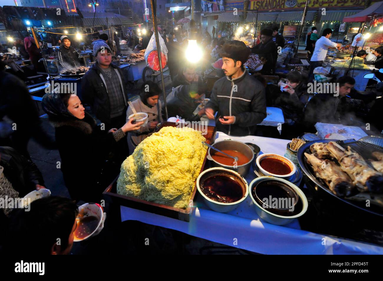 Una bancarella di cibo di Laghman nella città vecchia di Kashgar, Cina. Foto Stock