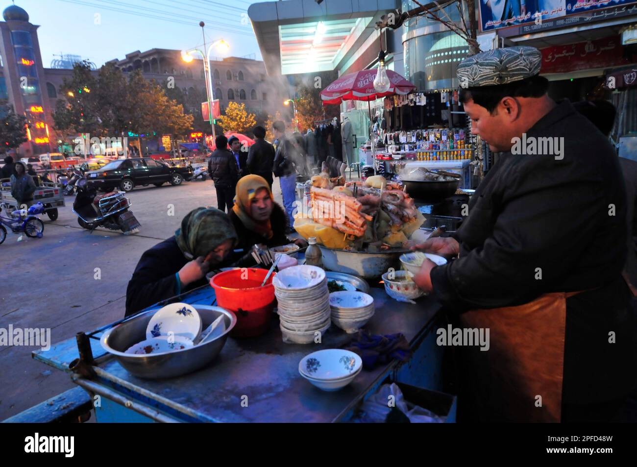 Una bancarella di cibo di Laghman nella città vecchia di Kashgar, Cina. Foto Stock