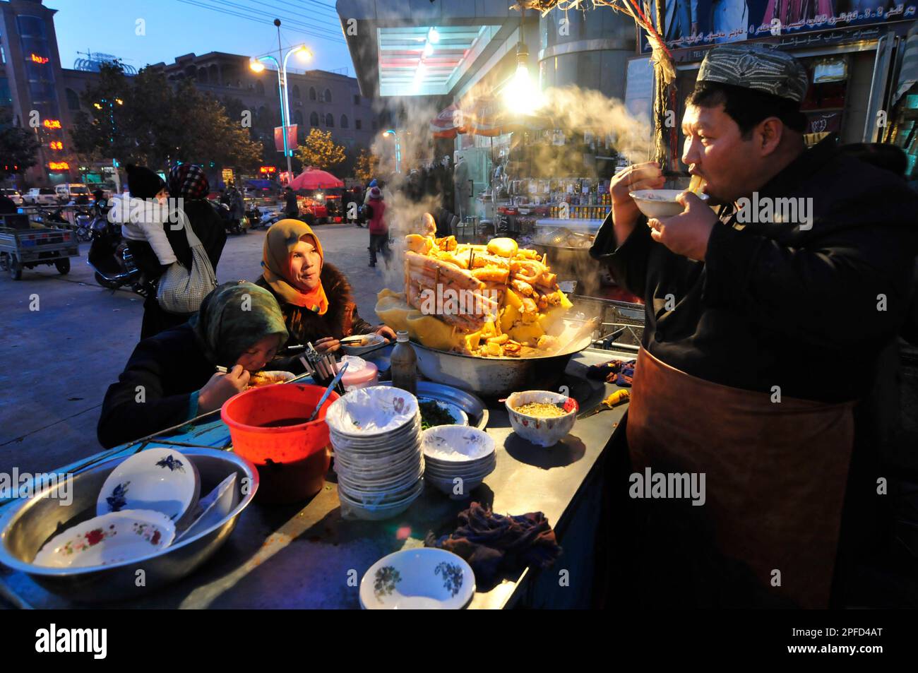 Una bancarella di cibo di Laghman nella città vecchia di Kashgar, Cina. Foto Stock